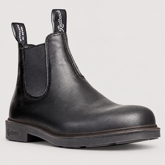 Redback Whistler RWBK Black – KI-bearbeitete Studioansicht auf warmgrauem Hintergrund