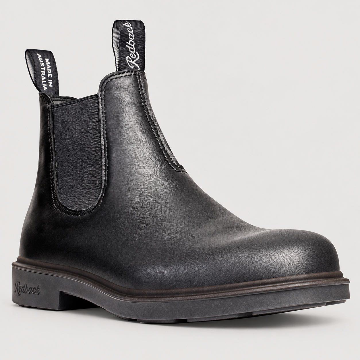 Redback Whistler RWBK Black – KI-bearbeitete Studioansicht auf warmgrauem Hintergrund