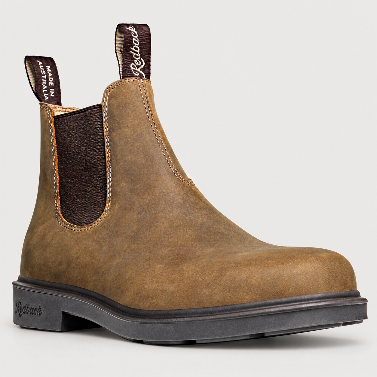 Redback Whistler RWPT Pipeline Tan – KI-bearbeitete Studioansicht auf warmgrauem Hintergrund